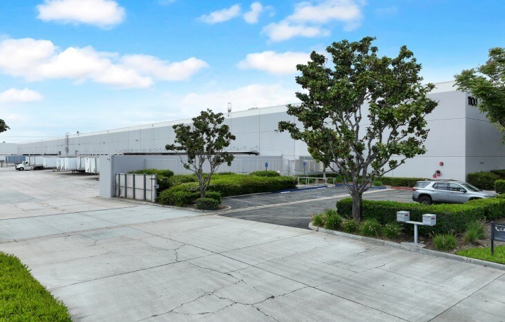1100 S Etiwanda Ave, Ontario, CA à louer - Photo de l’immeuble – Image 3 sur 3