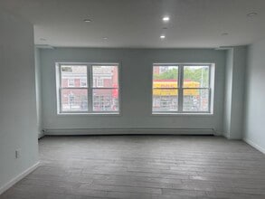 168-31 Hillside Ave, Jamaica, NY à louer Photo intérieure– Image 2 sur 3