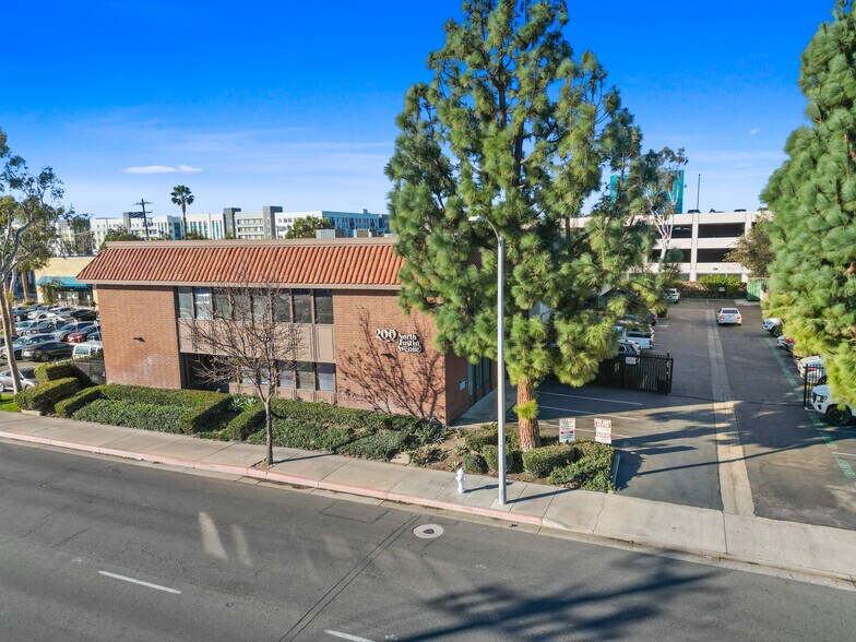 200 N Tustin Ave, Santa Ana, CA à vendre - Photo de l’immeuble – Image 2 sur 10