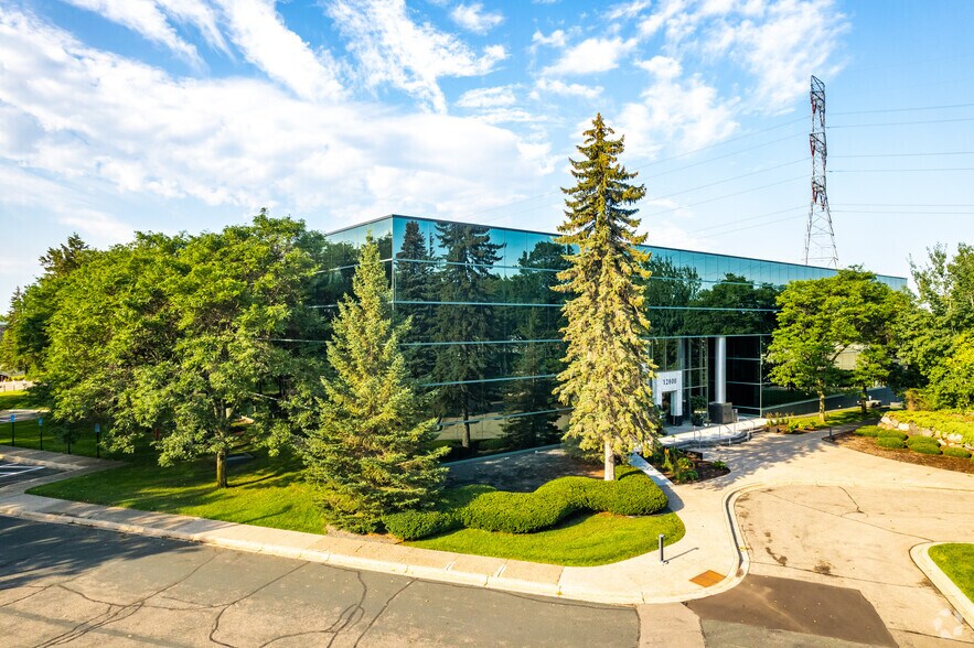 12900 Whitewater Dr, Minnetonka, MN à louer - Photo de l’immeuble – Image 3 sur 65
