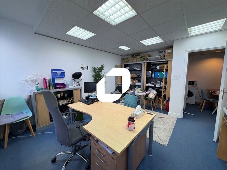 Bureau dans Montigny-le-Bretonneux à louer - Photo de l’immeuble – Image 3 sur 8