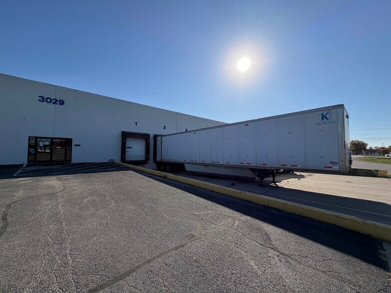 3029 N Post Rd, Indianapolis, IN à louer - Photo de l’immeuble – Image 2 sur 22