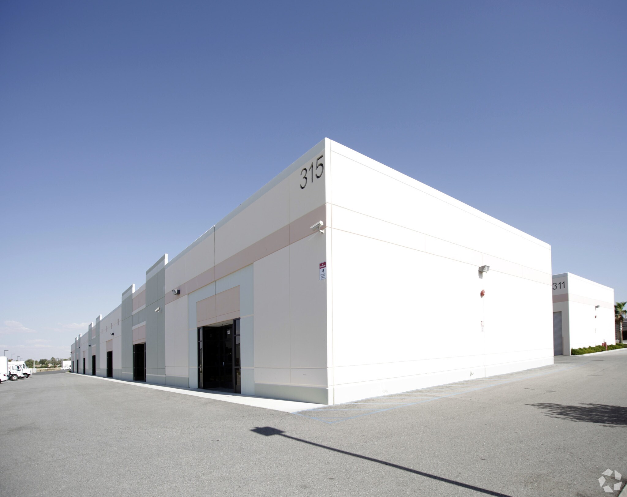 315 E Avenue K-8, Lancaster, CA à louer Photo principale– Image 1 sur 3