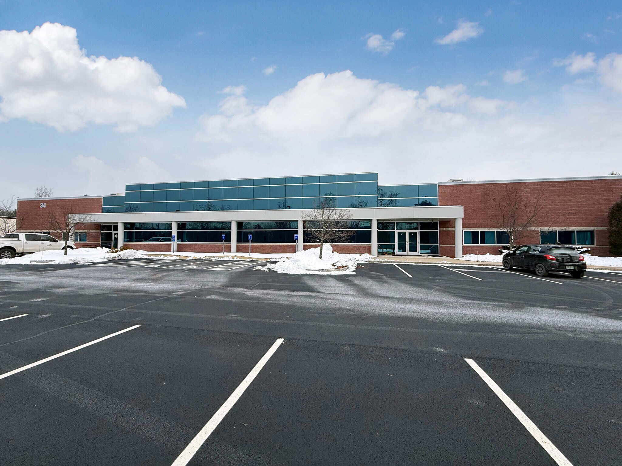 34 Locke Rd, Concord, NH à louer Photo principale– Image 1 sur 11