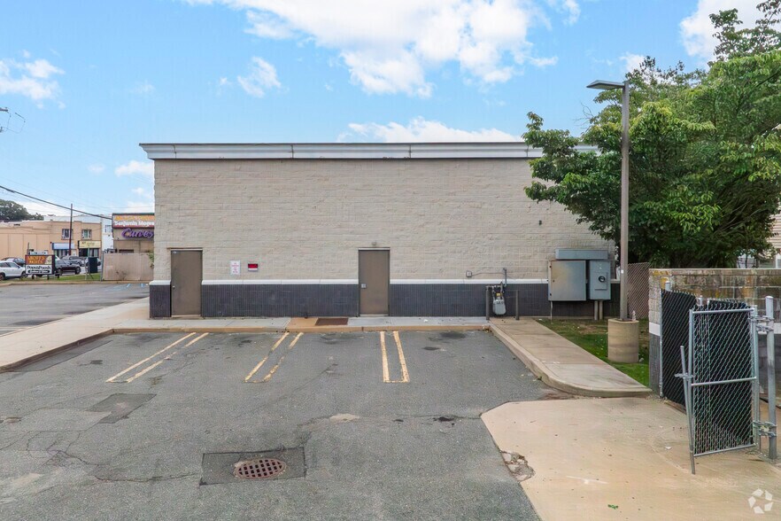 964 Merrick Rd, Baldwin, NY à vendre - Photo de l’immeuble – Image 2 sur 4