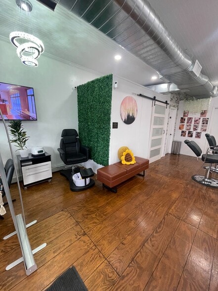 26-17 23rd Ave, Astoria, NY à louer - Photo de l’immeuble – Image 3 sur 5