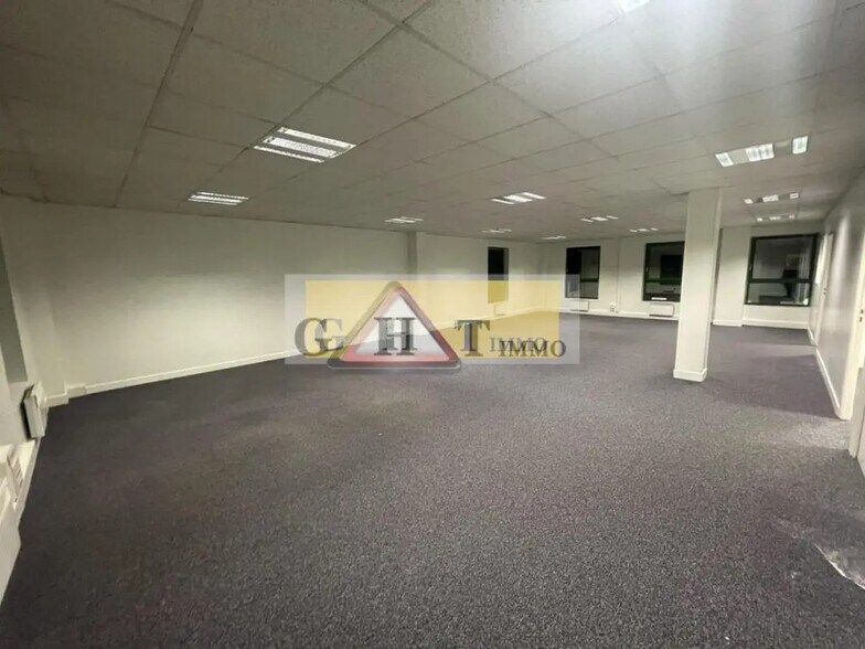 Bureau dans Viry-Châtillon à louer - Photo de l’immeuble – Image 2 sur 37