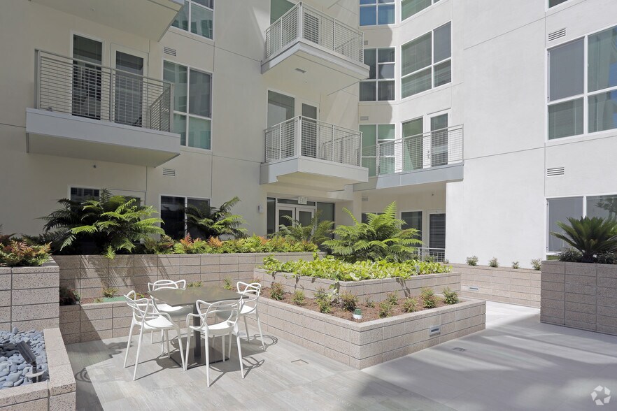 1230 S Olive St, Los Angeles, CA à louer - Photo de l’immeuble – Image 1 sur 19