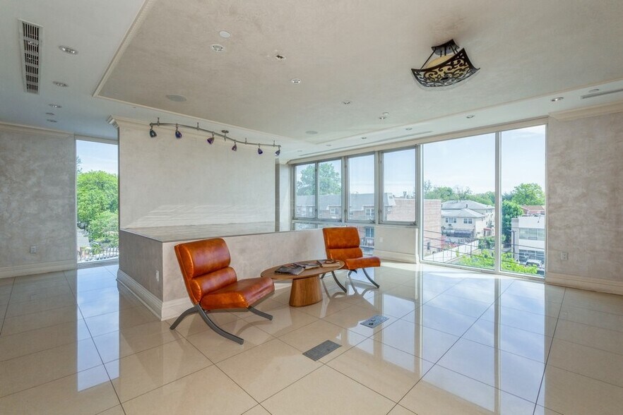 215-15 Northern Blvd, Bayside, NY à louer - Photo de l’immeuble – Image 3 sur 26
