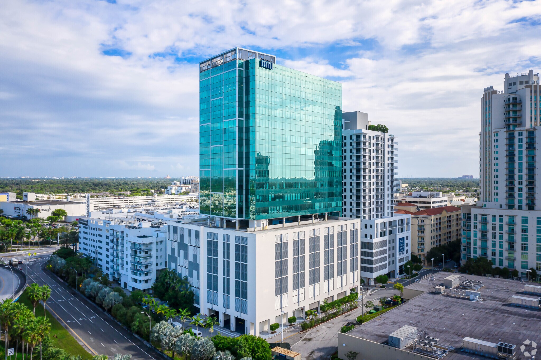 8950 SW 74th Ct, Miami, FL à louer Photo de l’immeuble– Image 1 sur 18