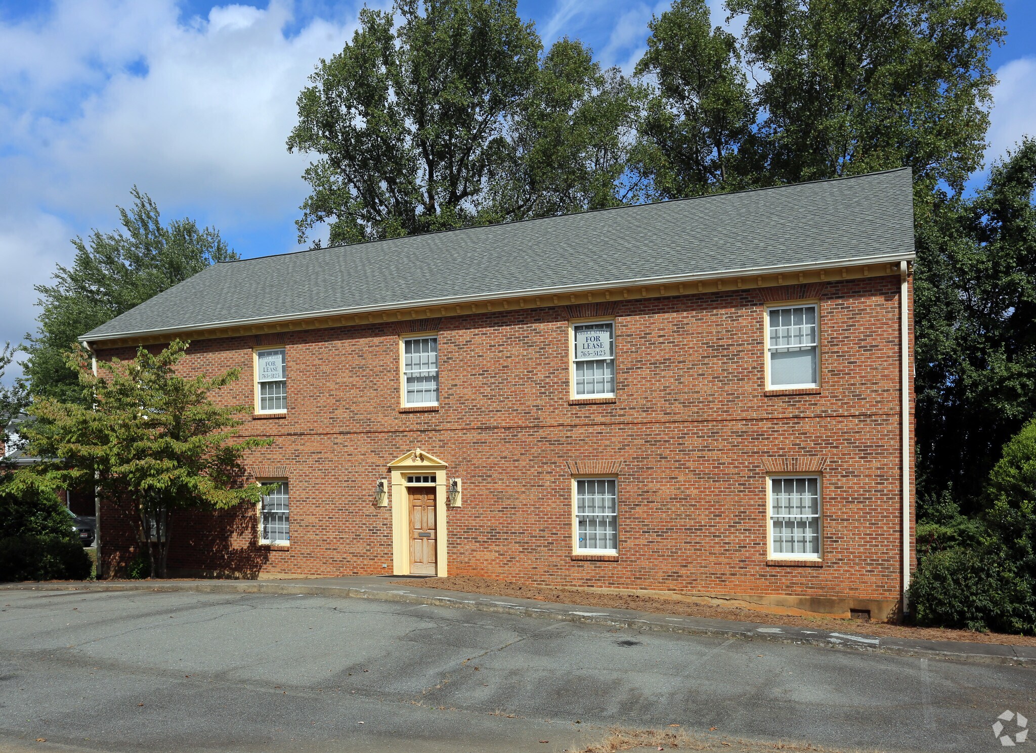 3805 Forrestgate Dr, Winston-Salem, NC à vendre Photo principale– Image 1 sur 11