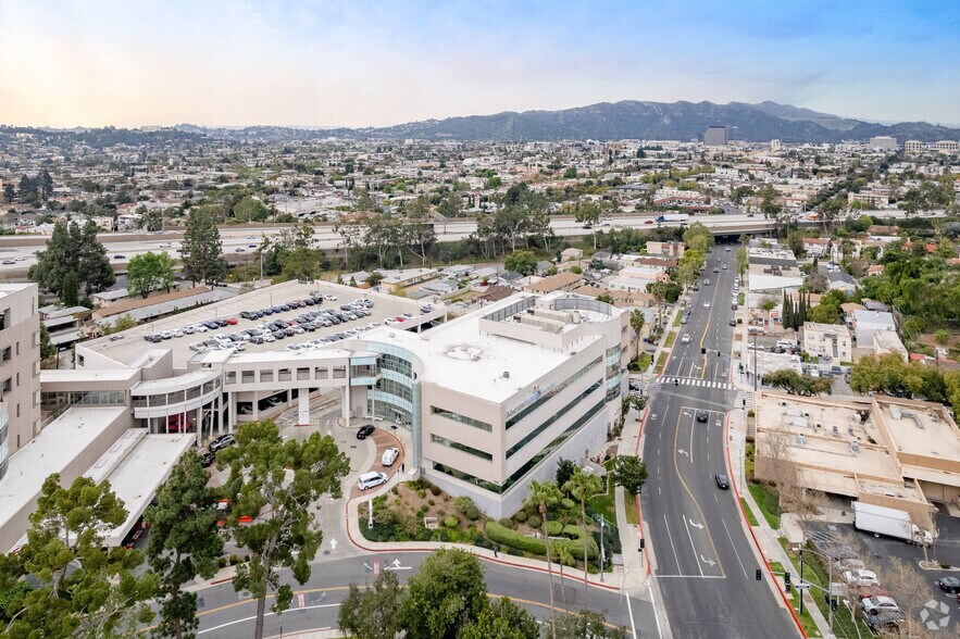 1500 E Chevy Chase Dr, Glendale, CA à louer - Photo de l’immeuble – Image 3 sur 7