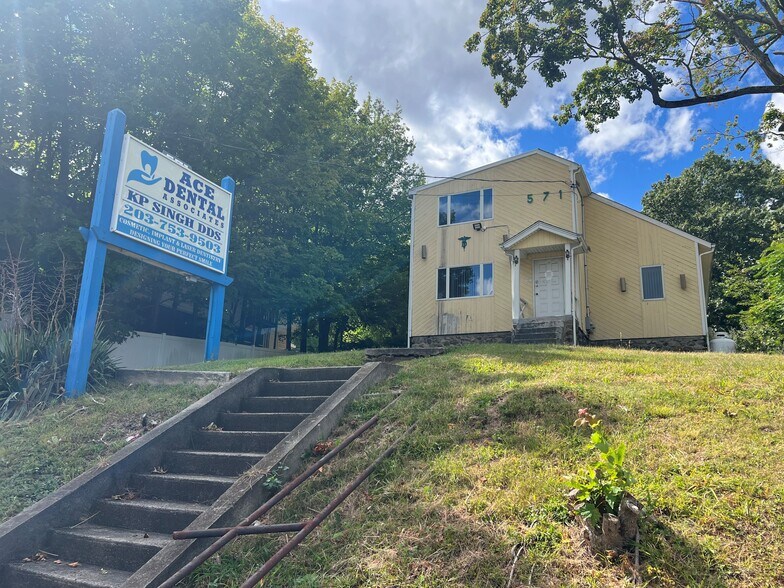 571 Wolcott St, Waterbury, CT à louer - Photo de l’immeuble – Image 1 sur 4