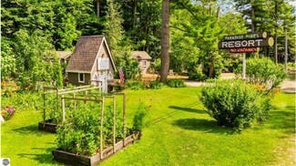 Plus de détails pour 917 S Bayshore Dr, Elk Rapids, MI - Hôtellerie à vendre