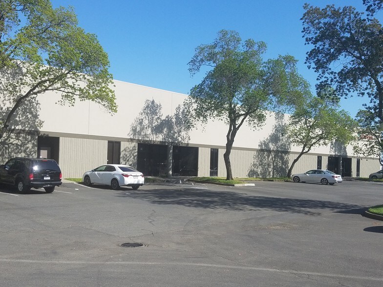 8120 Berry Ave, Sacramento, CA à louer - Photo de l’immeuble – Image 2 sur 3