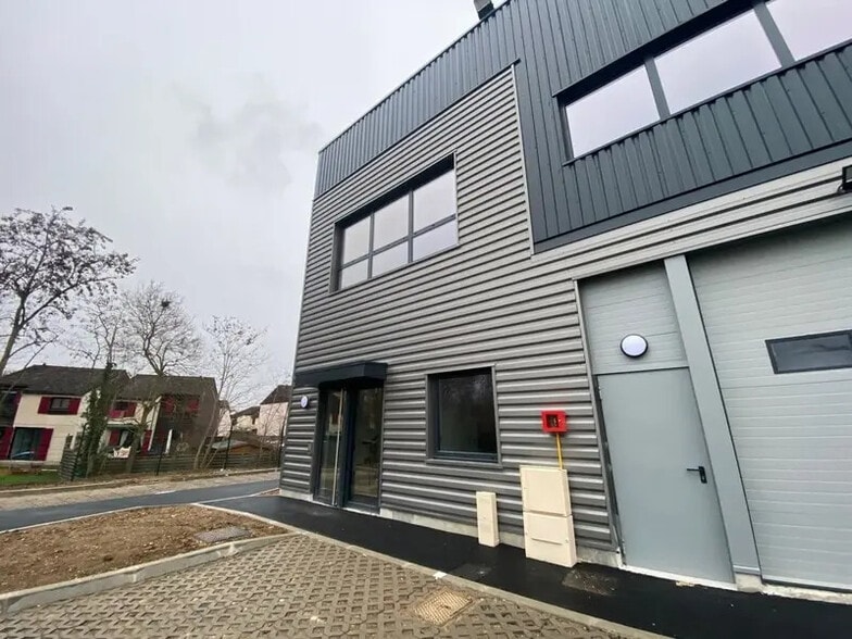 Local d’activités dans Aubergenville à louer - Photo de l’immeuble – Image 2 sur 3