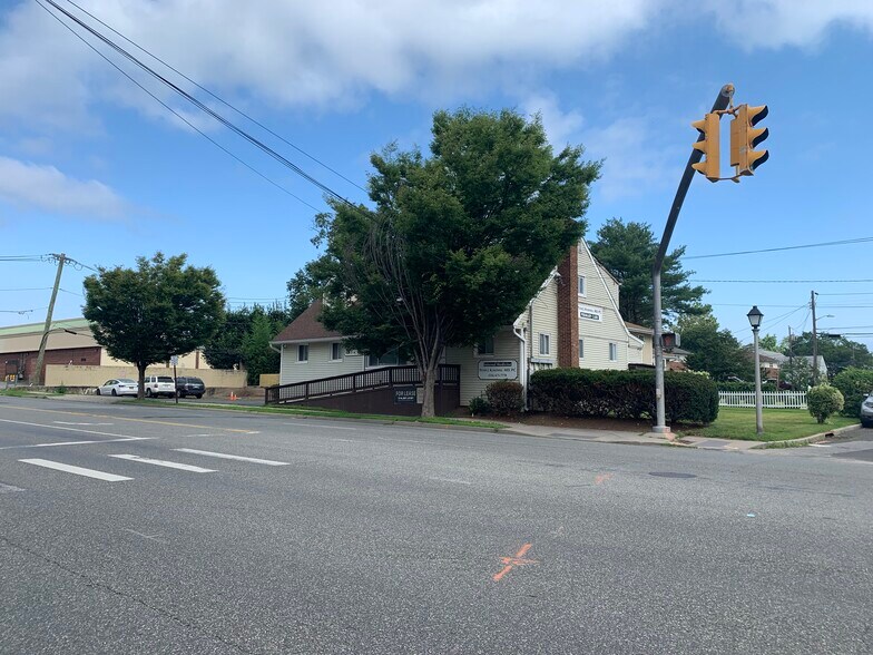 235 Forest Ave, Glen Cove, NY à louer - Photo de l’immeuble – Image 2 sur 5