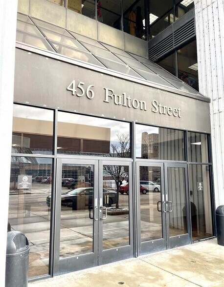 456 Fulton St, Peoria, IL à vendre - Photo de l’immeuble – Image 3 sur 33
