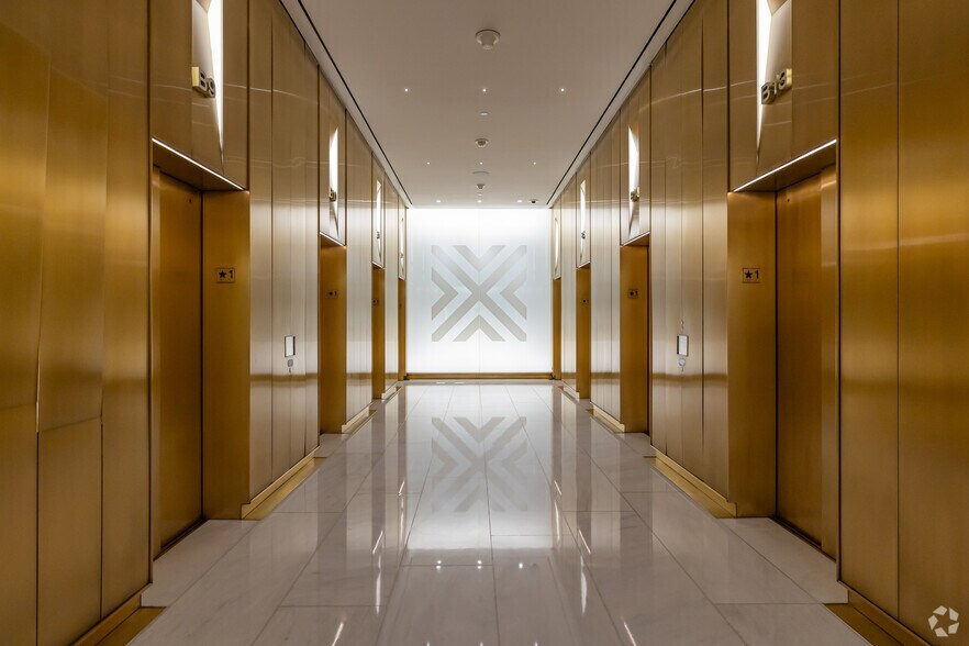 3 Columbus Cir, New York, NY à louer - Hall d’entrée – Image 3 sur 12