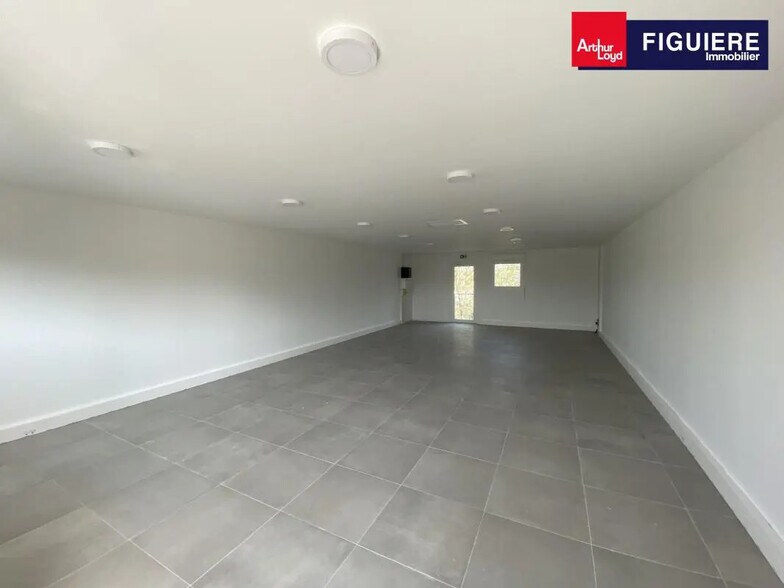 215 Avenue Jean Monnet, Saint-Cannat à louer - Photo de l’immeuble – Image 3 sur 11