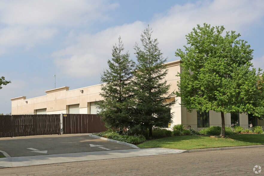 4741 W Jennifer Ave, Fresno, CA à louer - Photo de l’immeuble – Image 1 sur 5