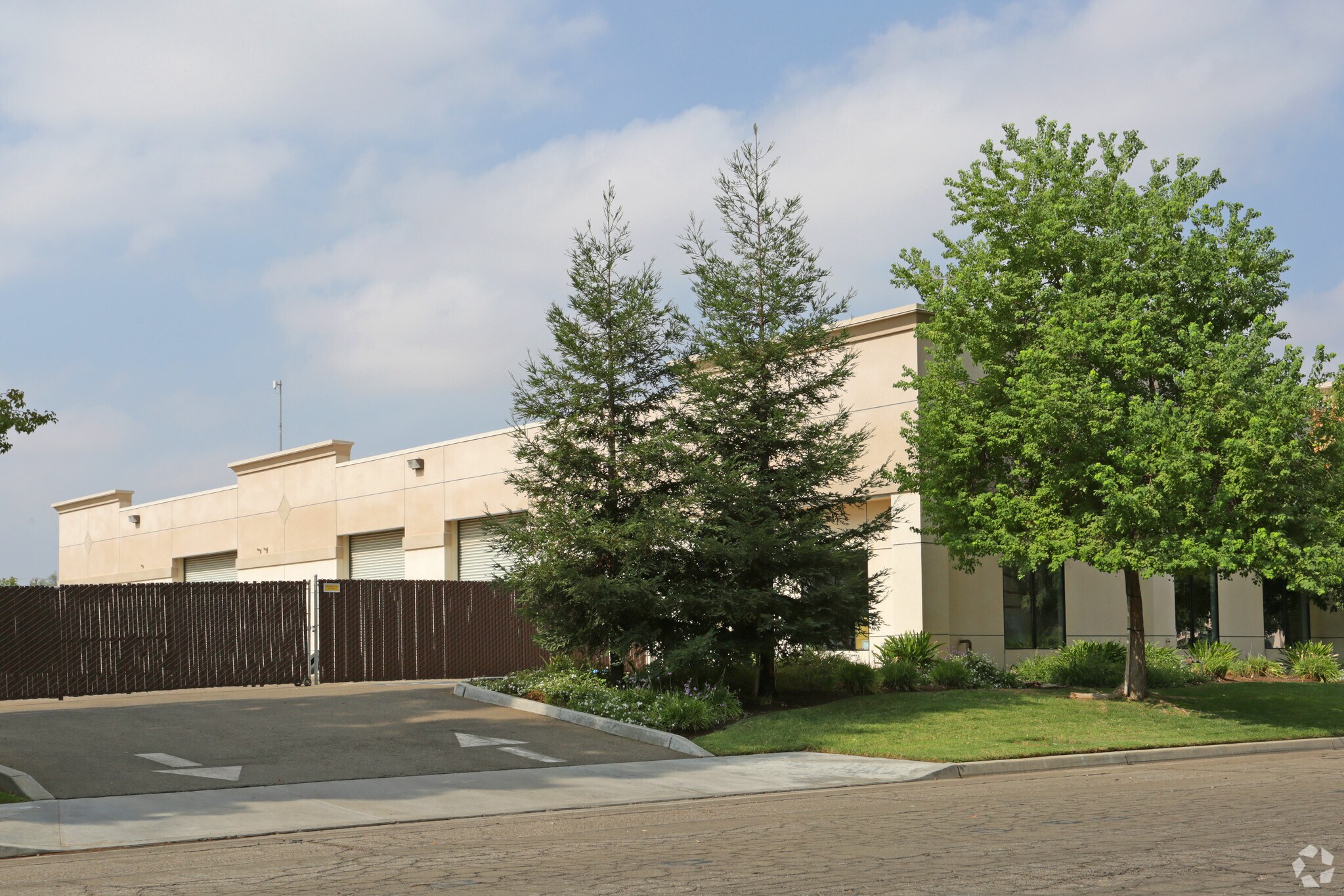 4741 W Jennifer Ave, Fresno, CA à louer Photo de l’immeuble– Image 1 sur 6