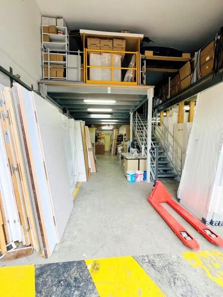 Local d’activités dans Voisins-le-Bretonneux à louer - Photo de l’immeuble – Image 3 sur 13