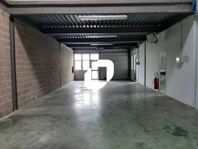 Local d'activités dans Les Essarts-le-Roi à vendre - Photo de l’immeuble – Image 1 sur 11