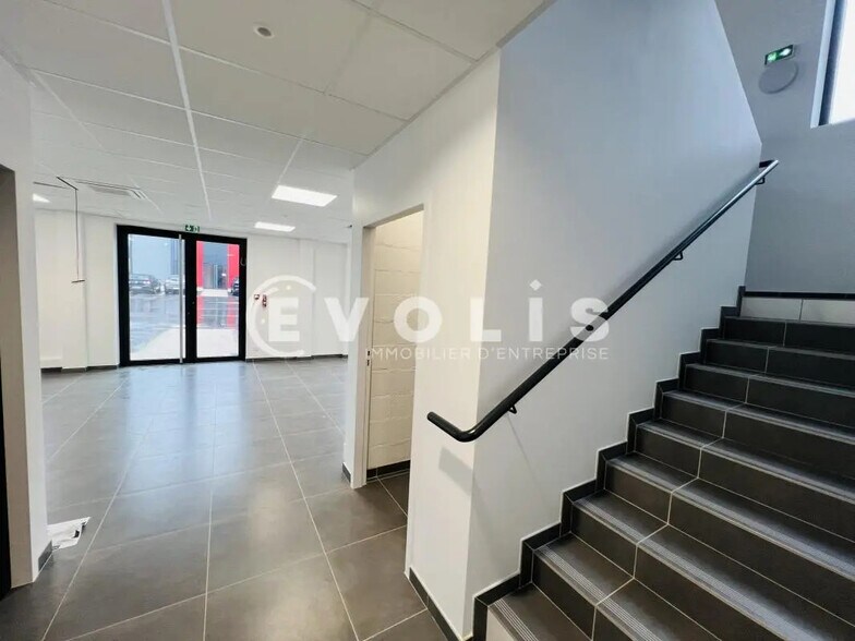 Local d’activités dans Limeil-Brévannes à louer - Photo de l’immeuble – Image 3 sur 14
