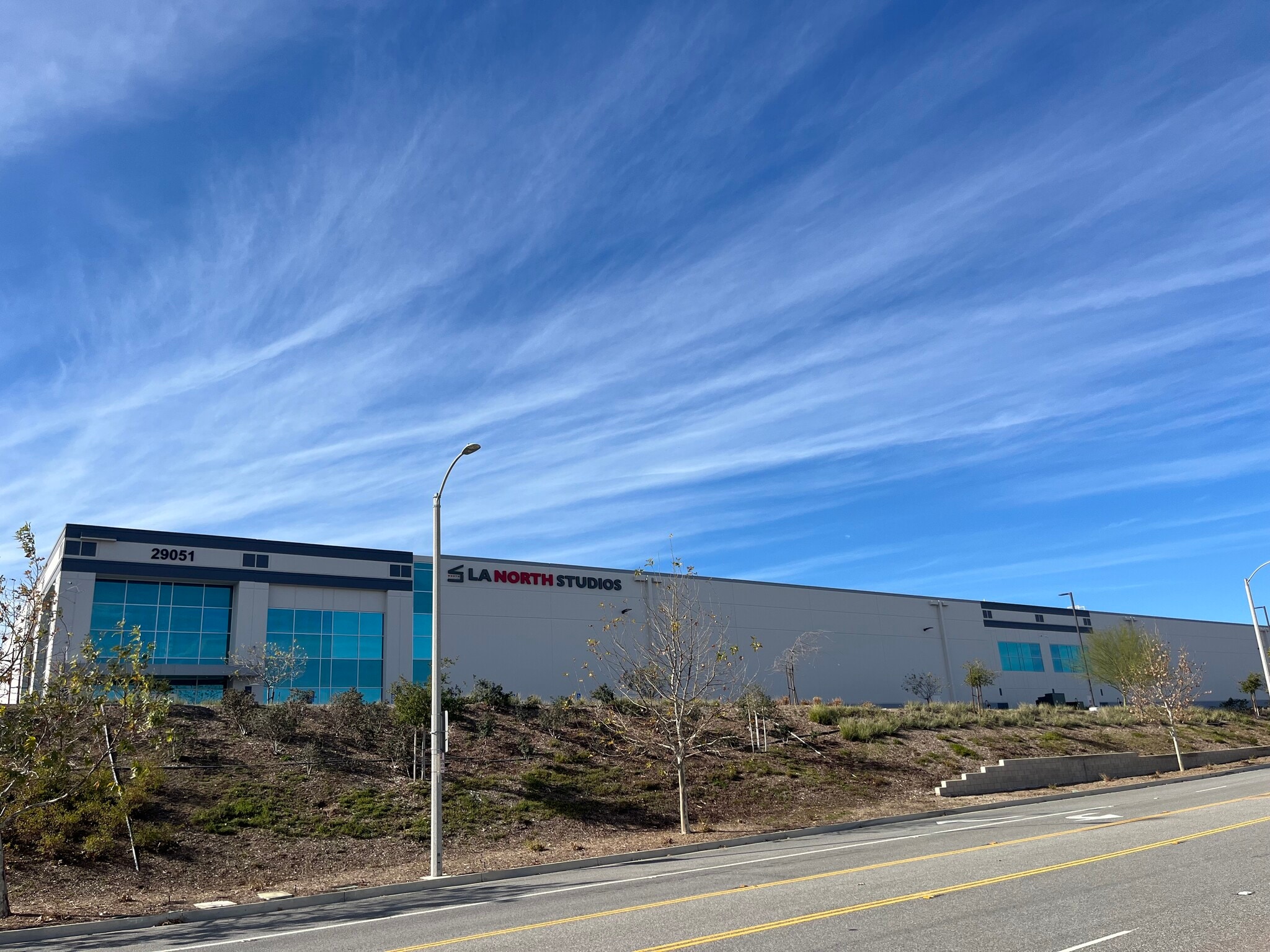 29051 Avenue Valley View, Valencia, CA à louer Photo de l’immeuble– Image 1 sur 5