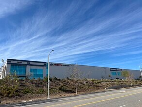 29051 Avenue Valley View, Valencia, CA à louer Photo de l’immeuble– Image 1 sur 5