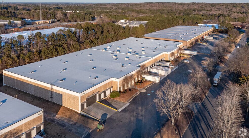 5044 S Royal Atlanta Dr, Tucker, GA à louer - Photo de l’immeuble – Image 1 sur 2