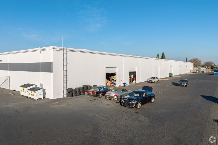 8460 Belvedere Ave, Sacramento, CA à louer - Photo de l’immeuble – Image 1 sur 1