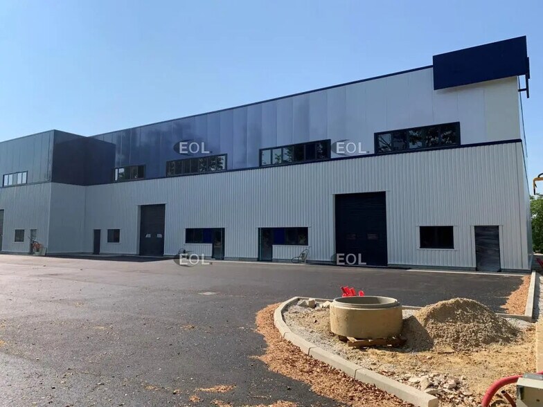 Local d’activités dans Chilly-Mazarin à louer - Photo de l’immeuble – Image 1 sur 2