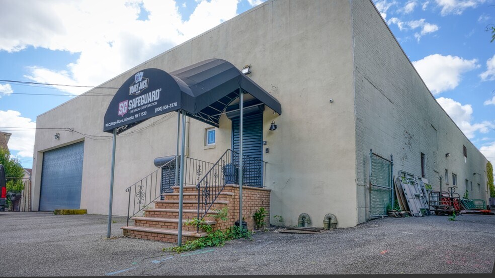 99 Cottage Pl, Mineola, NY à vendre - Photo de l’immeuble – Image 3 sur 5