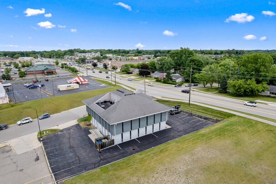 210 W Tienken Rd, Rochester Hills, MI à louer - Photo de l’immeuble – Image 2 sur 19