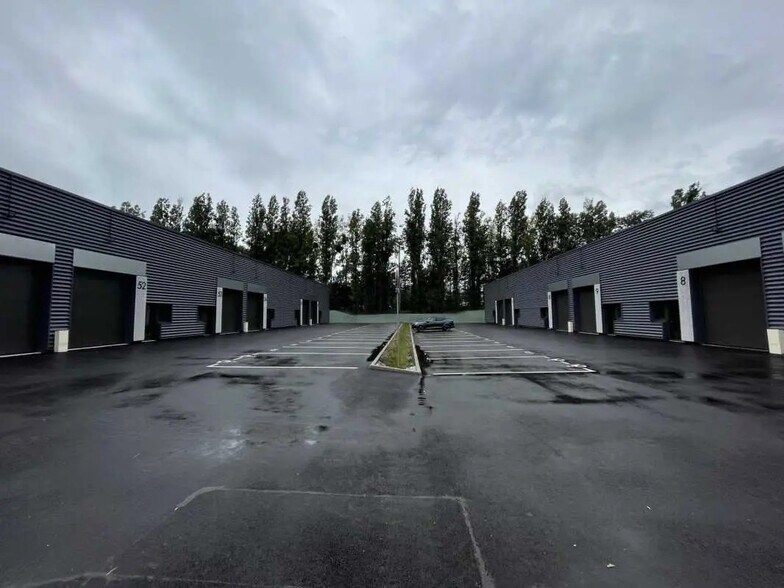 Local d’activités dans Oissel à louer - Photo de l’immeuble – Image 3 sur 5