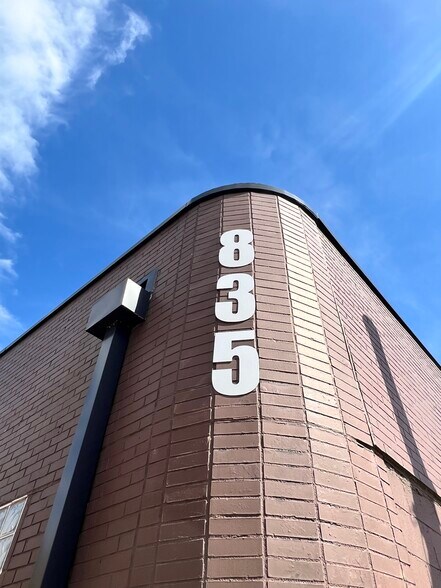 835 N Capitol Ave, Indianapolis, IN à louer - Photo de l’immeuble – Image 2 sur 15
