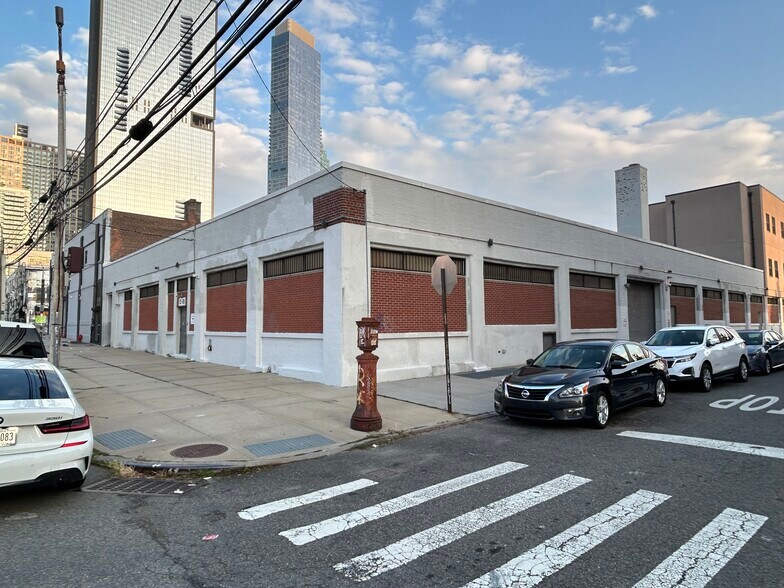 1306 43rd Ave, Long Island City, NY à louer - Photo de l’immeuble – Image 3 sur 7