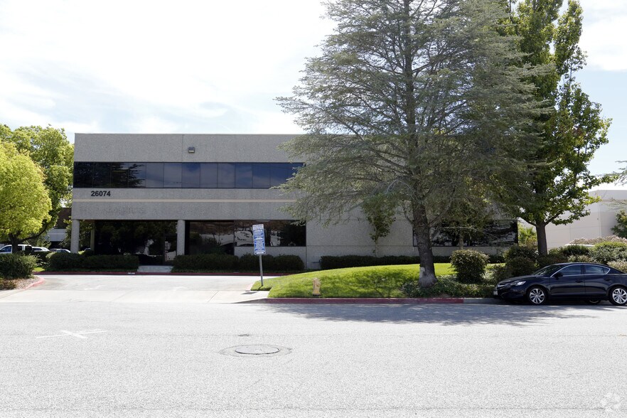 26074 Avenue Hall, Valencia, CA à louer - Photo de l’immeuble – Image 3 sur 5