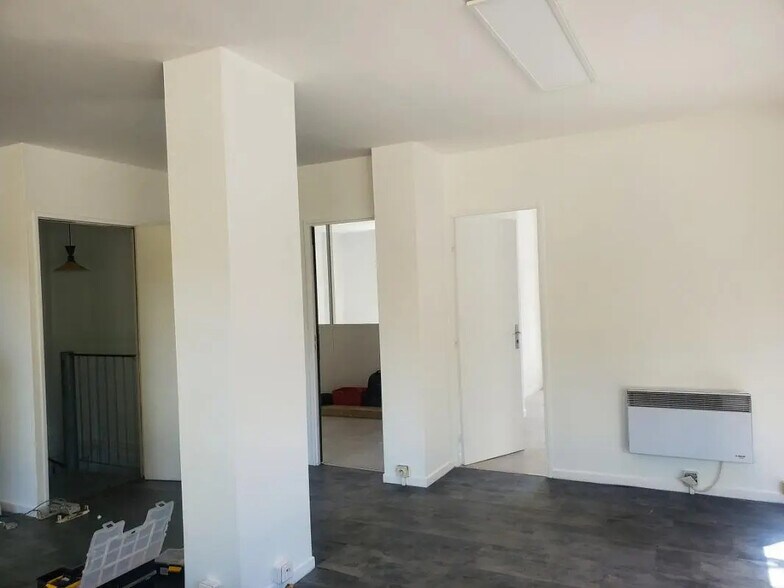 Bureau dans Bron à louer - Photo de l’immeuble – Image 2 sur 5