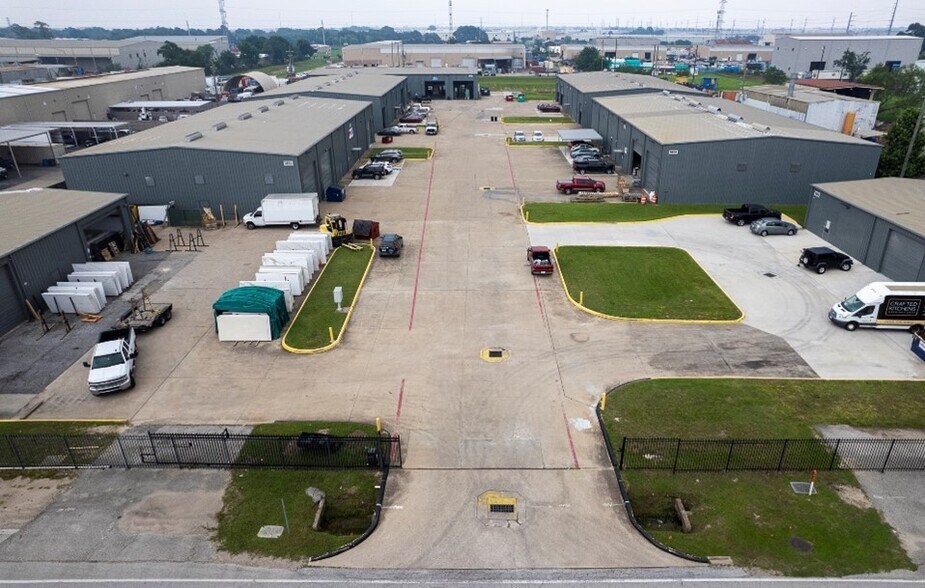 5850 Cunningham Rd, Houston, TX à louer - Photo de l’immeuble – Image 3 sur 6