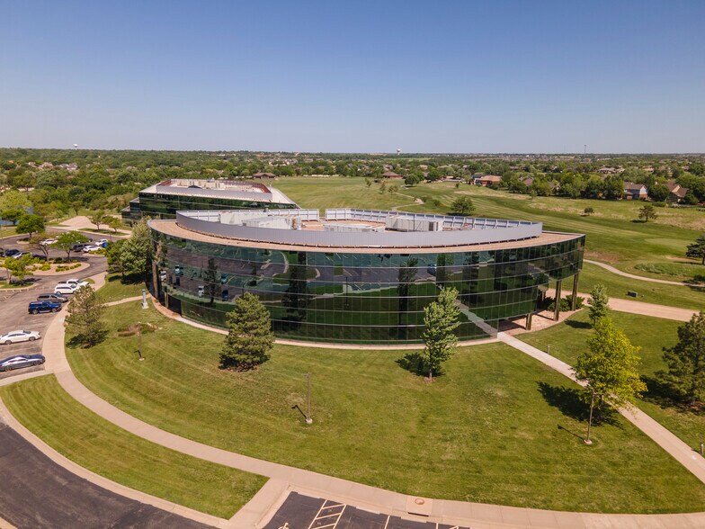 8300 E Thorn Dr, Wichita, KS à louer - Photo de l’immeuble – Image 2 sur 49
