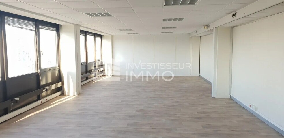 Bureau dans Boissy-Saint-Léger à louer - Photo de l’immeuble – Image 2 sur 9