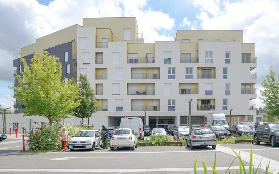 Local commercial dans SAVIGNY-LE-TEMPLE à louer - Photo de l’immeuble – Image 1 sur 6
