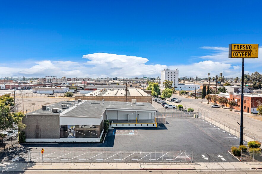 245 M St, Fresno, CA à louer - Photo de l’immeuble – Image 2 sur 19
