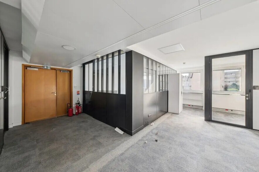 137-139 Rue De L'Universite, Paris à louer - Photo de l’immeuble – Image 2 sur 12