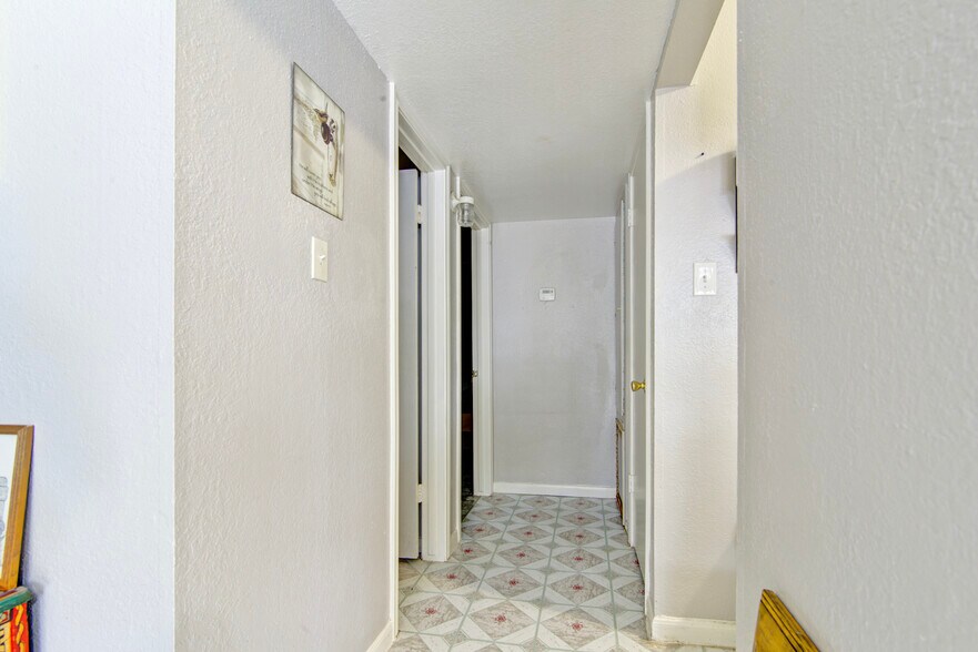1810 Koster Rd, Alvin, TX à vendre - Photo intérieure – Image 3 sur 25