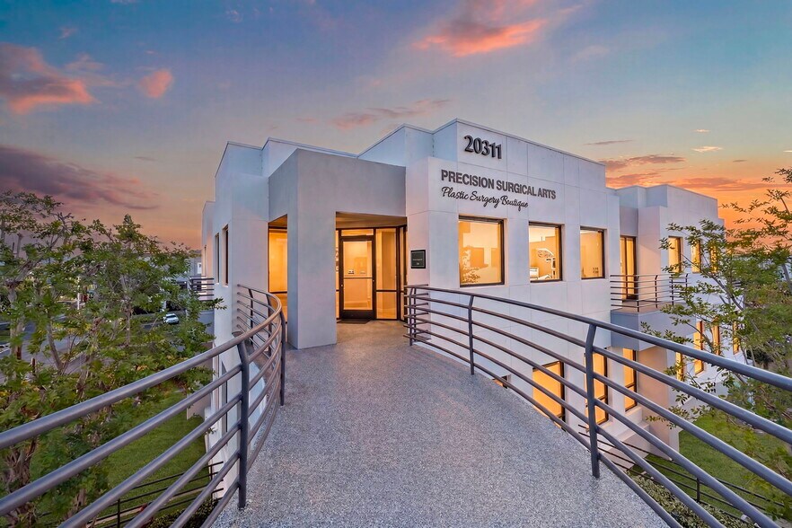 20311 Birch St, Newport Beach, CA à vendre - Photo principale – Image 1 sur 23