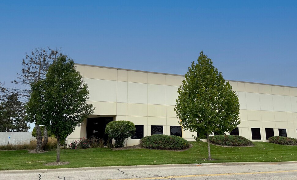 1051 Commerce Ct, Buffalo Grove, IL à vendre - Photo de l’immeuble – Image 3 sur 5